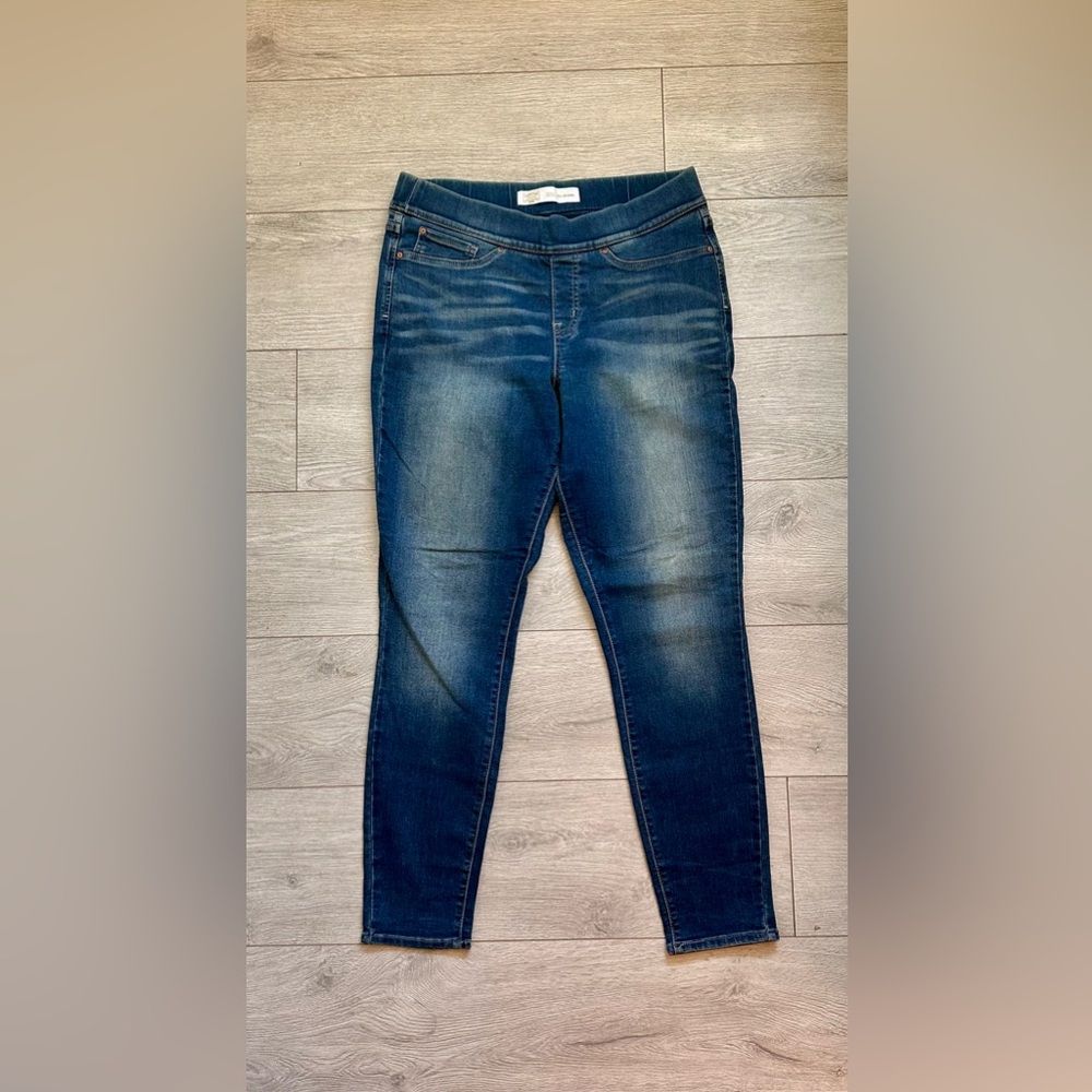 Like new! Levi Signature Gold Women's Totally Shaping Pull-on Skinny Jeans